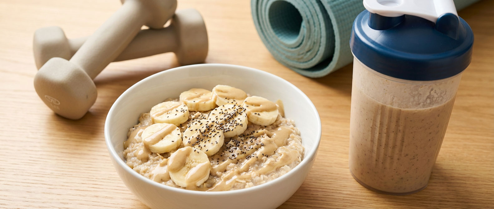 وعده غذایی سالم شامل جو دوسر و ارده کنجد در کنار تجهیزات ورزشی، مناسب برای رژیم و تناسب اندام.