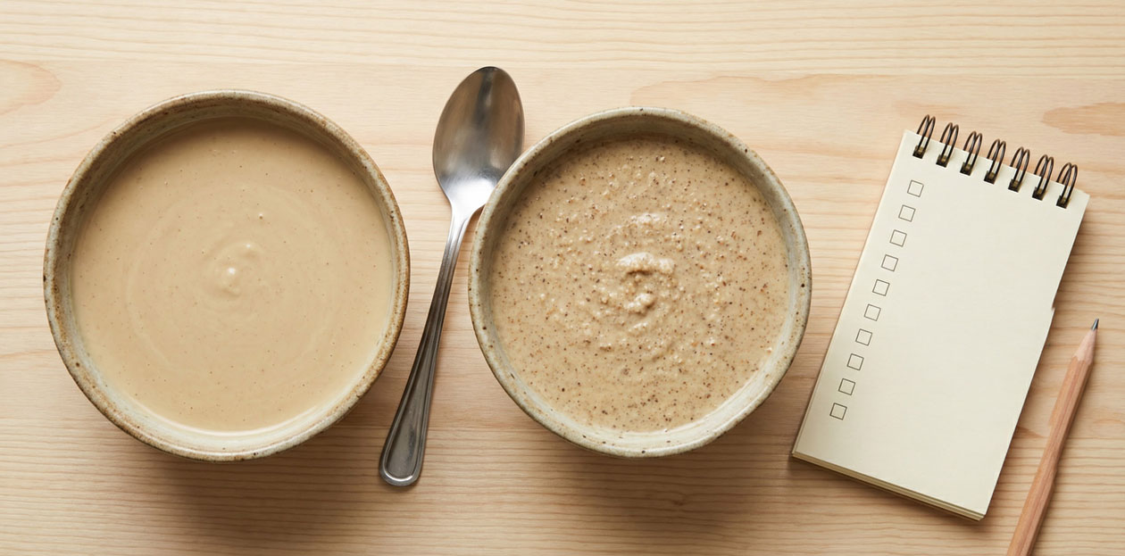 مقایسه بافت ارده کرمی و ارده دانه‌دانه در دو کاسه کنار قاشق